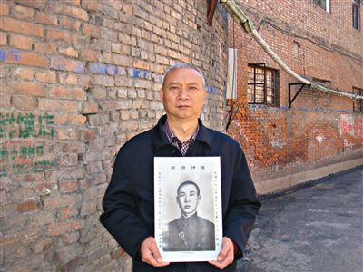 崔大克与姥爷瓷像的合影