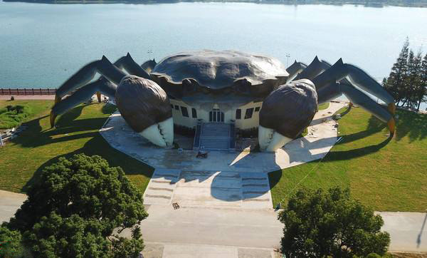 中国奇特建筑 苏州巨型金爪黄毛大闸蟹建筑