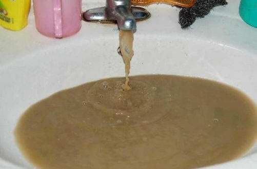 被污染的自来水