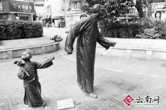南屏步行街青铜雕塑鸟笼又被偷走