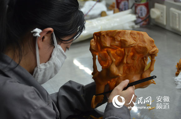 在后期雕刻 - 铜雕像工艺品制作过程