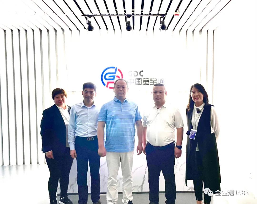 左三中管院商业模式研究所所长孙崇铭、左二中国商界杂志社品牌总监戴玉春、右二中国区运营总裁李晨生