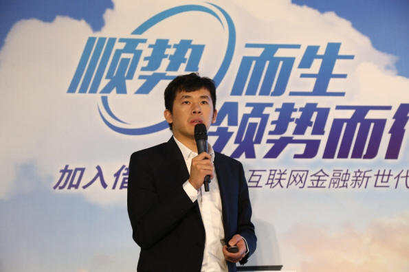 借贷宝副总裁翁晓奇向同学们介绍公司的发展战略