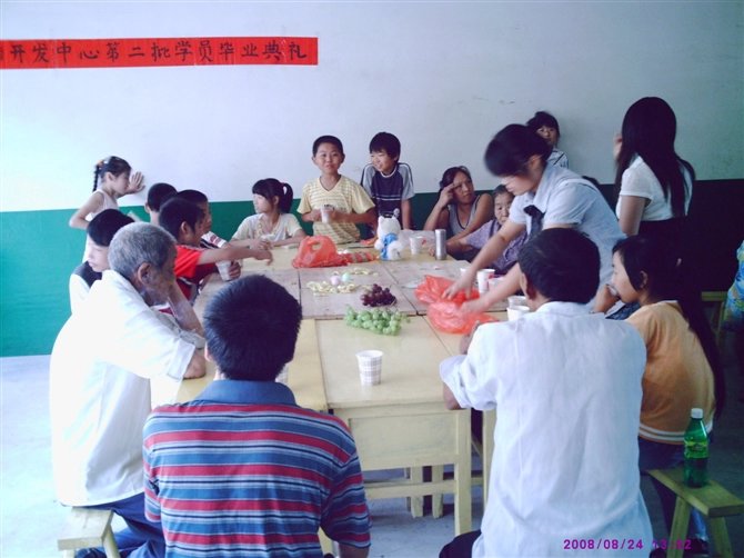 妻子汪爱平创办的美国全脑开发中心部分影像资料 暑期班毕业典礼.jpg