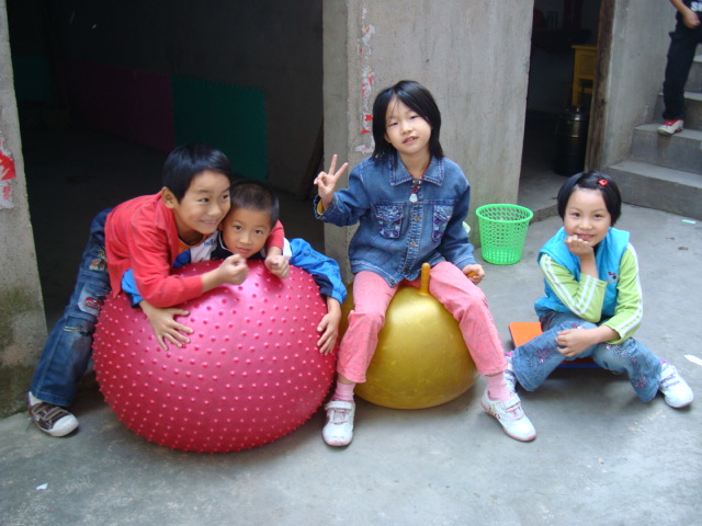 2008年汪爱平老师创办的美国超级童年全脑开发中心汤池店学生(摄影:李直才)