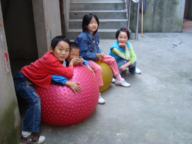 2008年汪爱平老师创办的美国超级童年全脑开发中心汤池店学生(摄影:李直才)