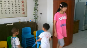 懂事的李永杰等小朋友在就餐后主动收拾桌椅