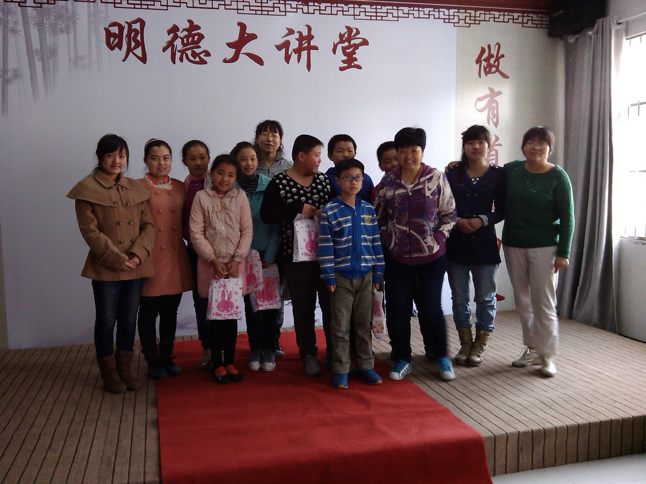 中国传统文化教育学校 北京明德国学园部分师生合影 最后边是汪爱平与董恬老师合影