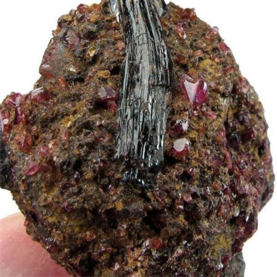 宝石资讯 地球上最昂贵的物质介绍_硅硼钙铝石
