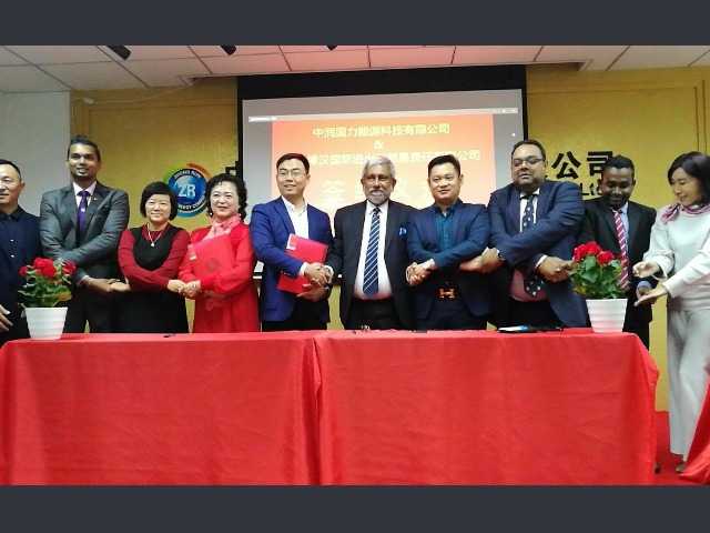 国外客商纷纷来到公司参观新能源电动车并签订合作