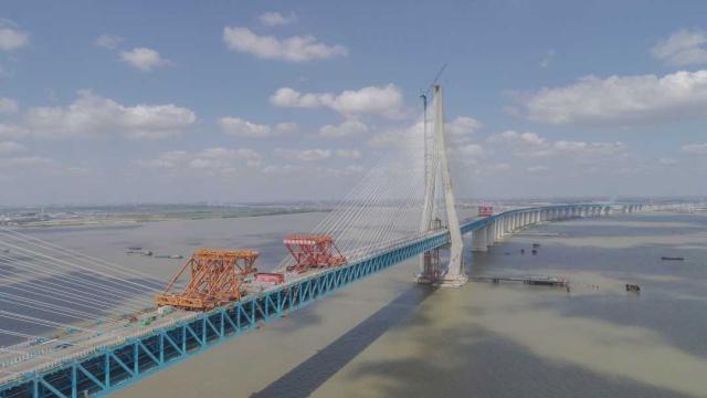 世暴首座主跨超千米的公铁两用斜拉桥一沪通长江大桥全桥合拢
