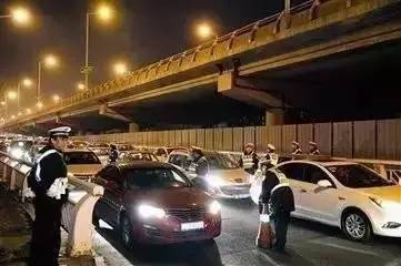 2017新交通法规 交警执勤