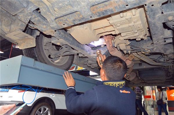 二手车 别克新GL8的泡水车底盘布满泥沙