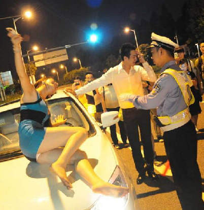 二手车资讯 爆乳海归女醉驾撒泼