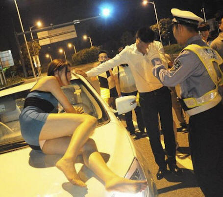 二手车资讯 爆乳海归女醉驾撒泼