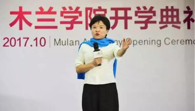 媒体报道保护濒危野生动物的慈善家乖巧女