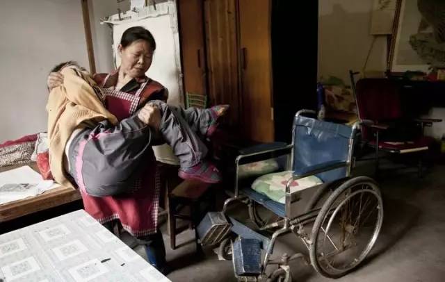 浙江残疾人姑娘汪玉婷其母亲在帮她料理生活