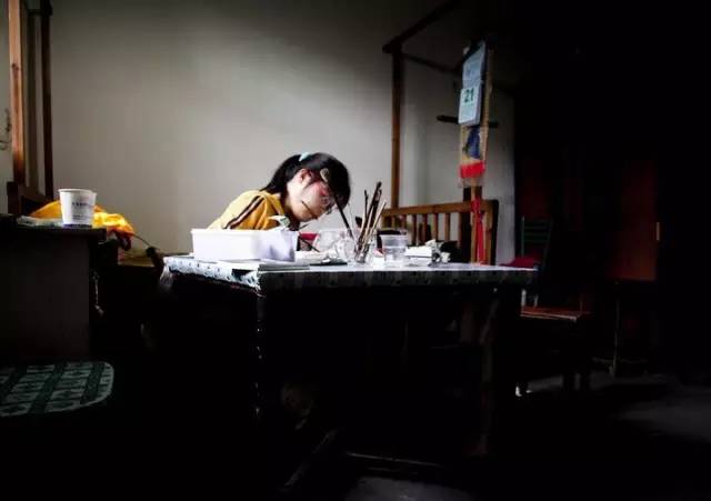 浙江残疾姑娘汪玉婷在聚精会神的创作书画作品
