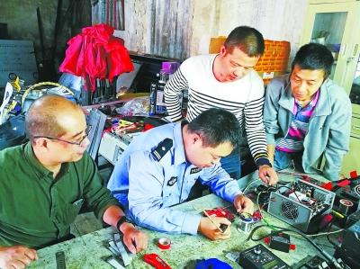 苑志群和他的伙伴正在研发伪基站侦查设备