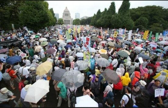 日本12万人包围国会 要求安倍下台