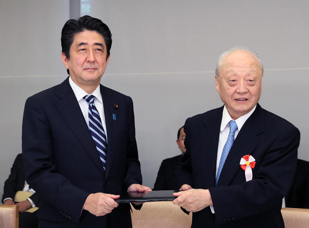 柳井俊二向安倍提交关于解禁集体自卫权的报告书
