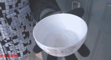 霸王级寒潮来袭 沾水的猪皮直接粘在铁门上