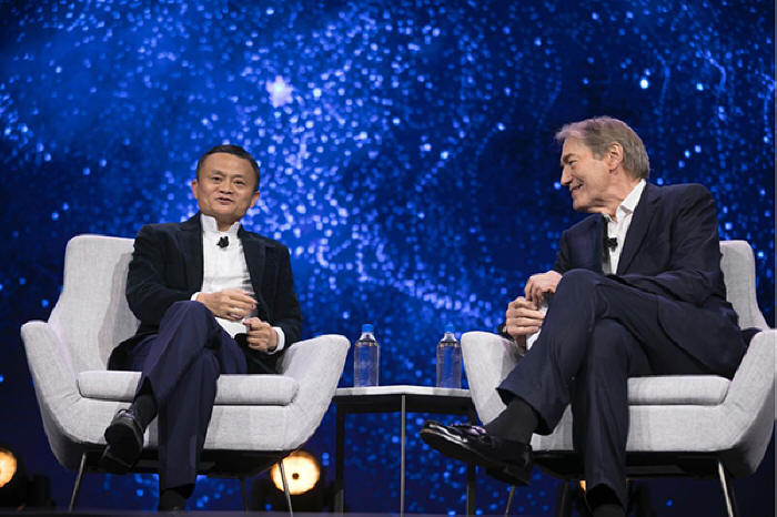 马云与美国著名电视访谈主持人查理罗斯对谈。