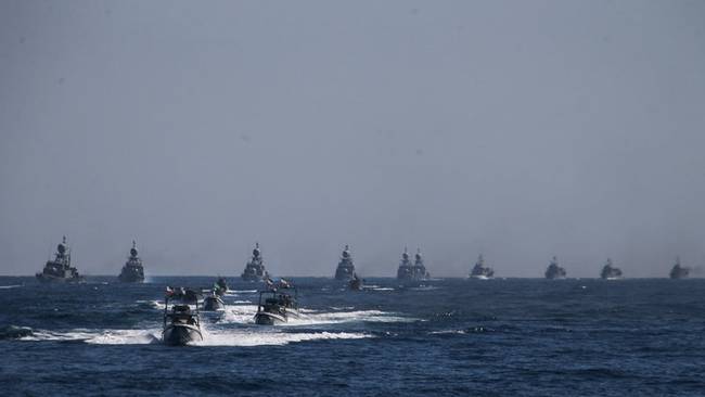 中伊海军在霍尔木兹海峡举行联合军演画面
