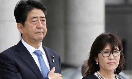 日本首相安倍晋三与防卫大臣稻田朋美