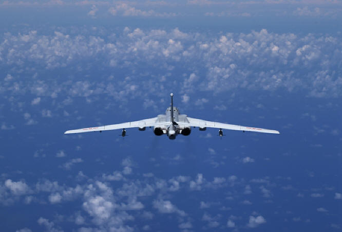 轰-6K战机赴西太平洋执行远海训练任务