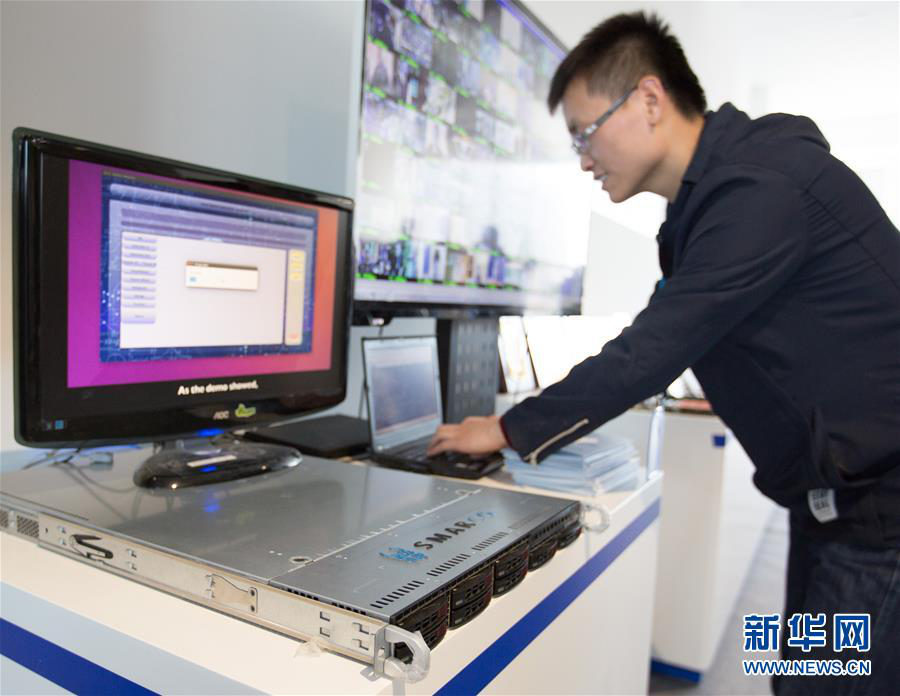 正在演示中的高通量人工智能一体机