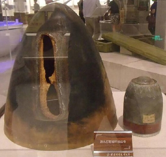 激光打靶造成的巨大切口