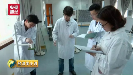 qq全球超薄玻璃撞击试验