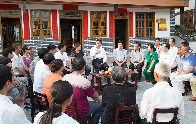 2015年6月16日 习近平在遵义县枫香镇花茂村同村民座谈。新华社记者 黄敬文 摄