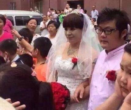 25小伙娶52岁富婆