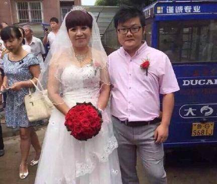 25小伙娶52岁富婆