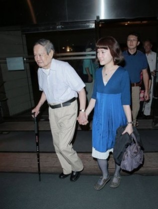 91岁杨振宁与36岁妻子翁帆