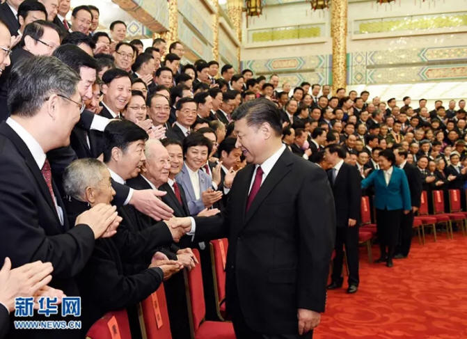 习近平等高兴地同代表们热情握手