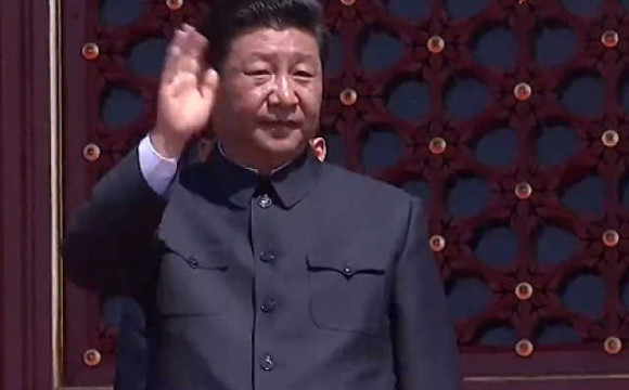 习近平起立向受阅抗战老兵挥手致敬
