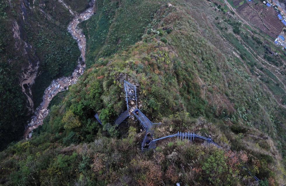四川彝族新娘爬钢梯嫁进“悬崖村”