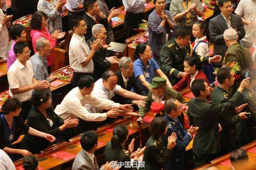 老兵步入晚会现场 全场起立致敬