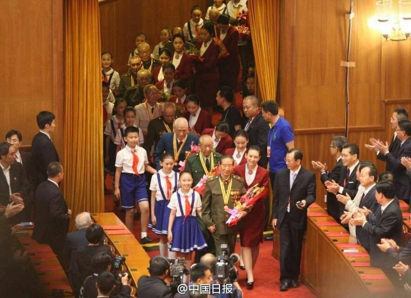 老兵步入晚会现场 全场起立致敬