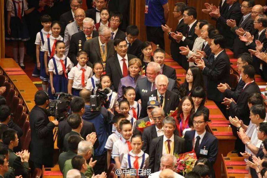 老兵步入晚会现场 全场起立致敬