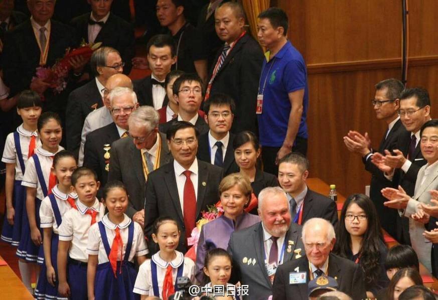 老兵步入晚会现场 全场起立致敬