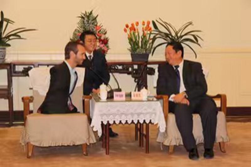 尼克·胡哲在与人交流