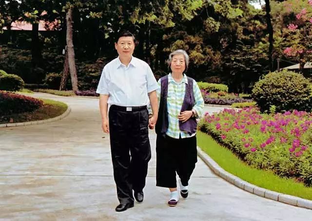 孝敬父母的习近平牵着母亲齐心散步时照片