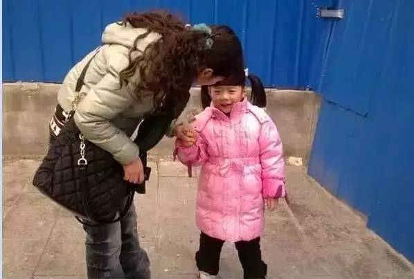 浙江的一名亿万富豪收养了一位漂亮的养女文章插图