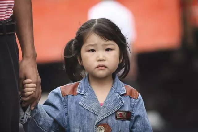 浙江的一名亿万富豪收养了一位漂亮的养女文章插图