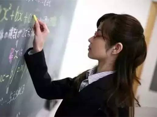 浙江的一名亿万富豪收养了一位漂亮的养女文章插图