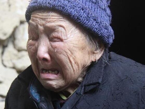 老人 阿婆收养一男孩, 成人后只寄钱不回家, 阿婆临终前才知真相 故事插图